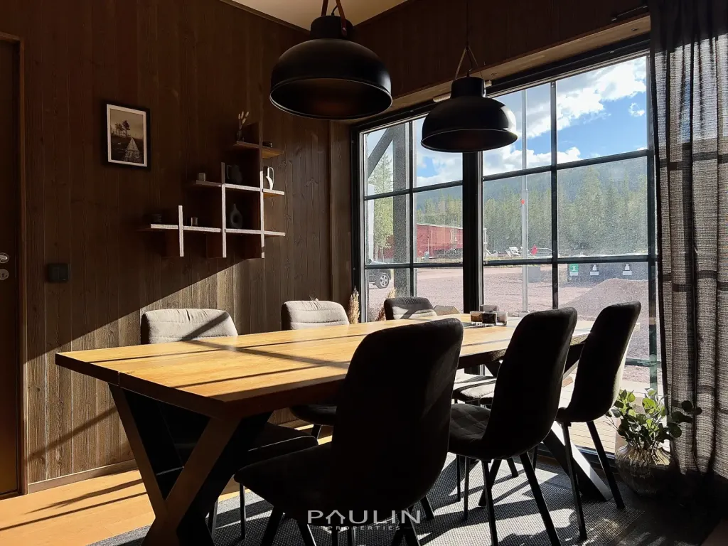 Dining Area (6 Guests)