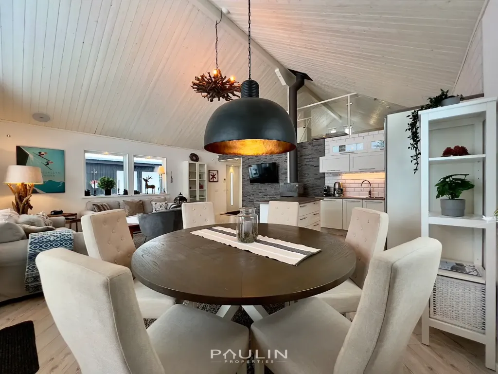 Dining Area (8 guests)