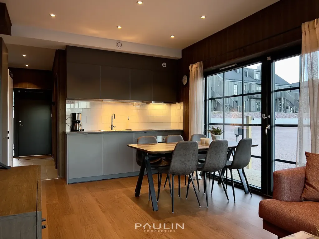 Dining Area (6 guests)
