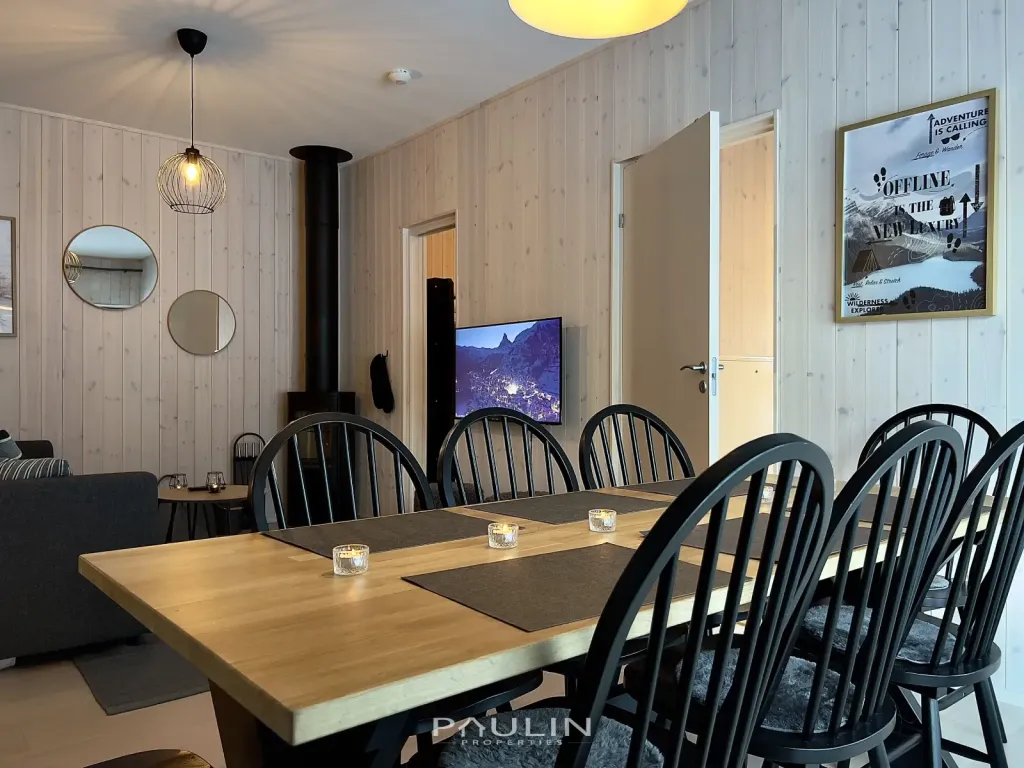 Dining Area (8 guests)