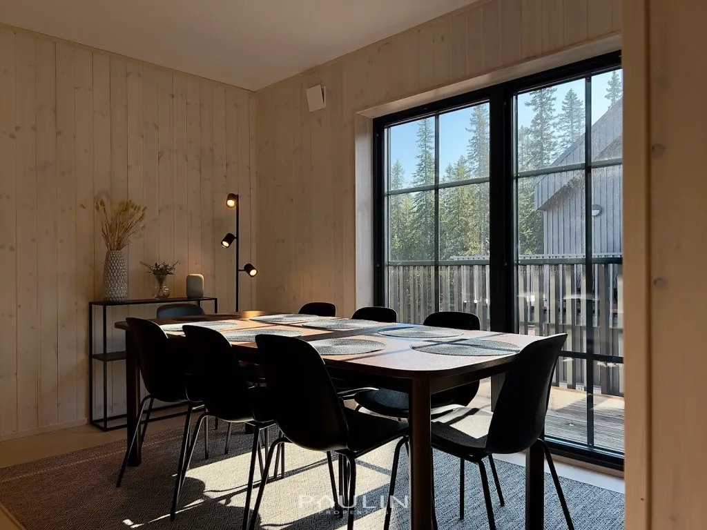 Dining Area (8 Guests)