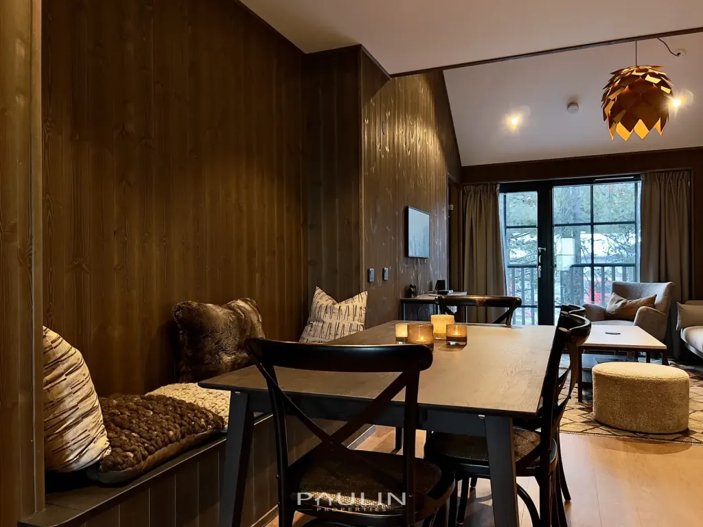 Dining Area (8 Guests)