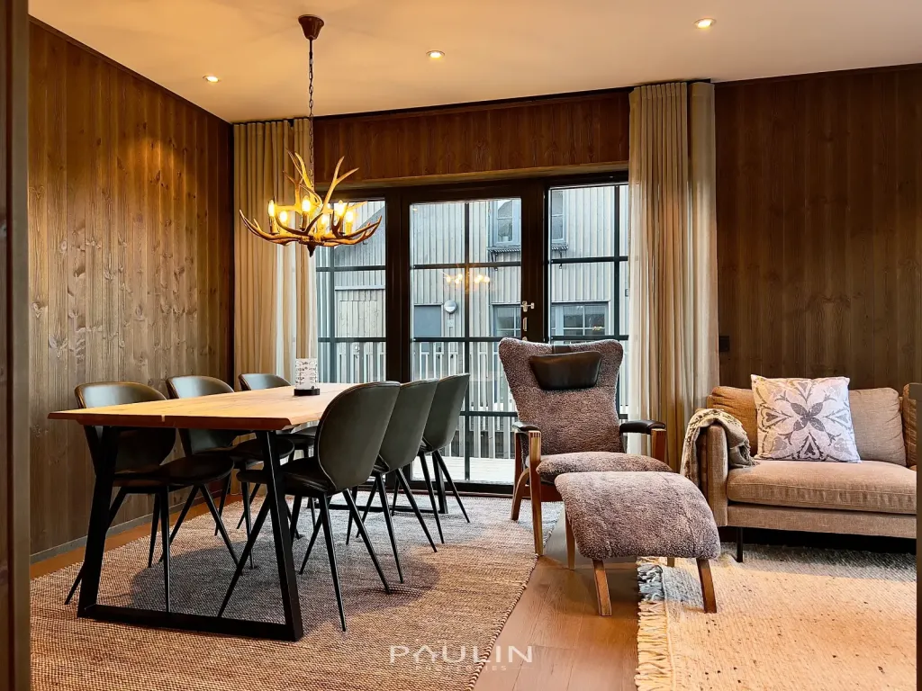 Dining Area (6 Guests)