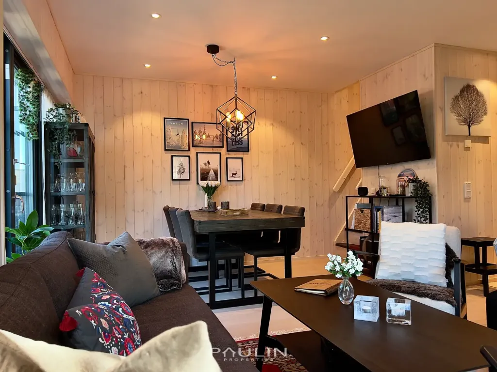 Dining Area (8 Guests)