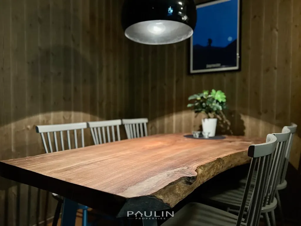 Dining Area (6 Guests)