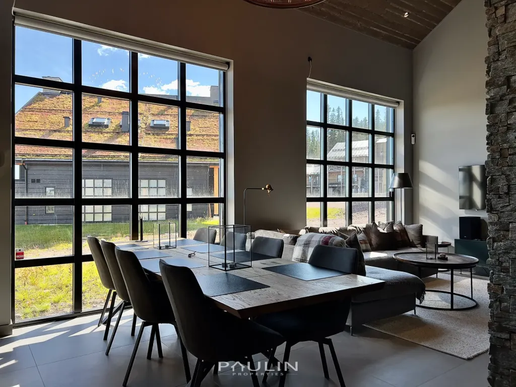 Dining Area (8 Guests)