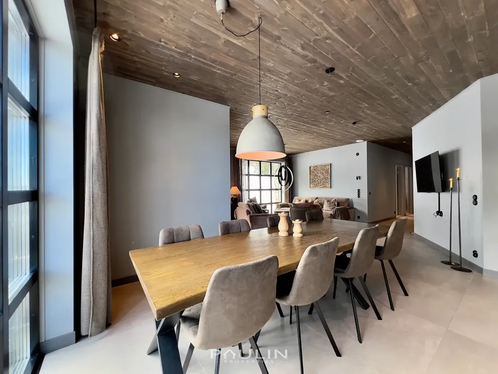 Dining Area (8 Guests)