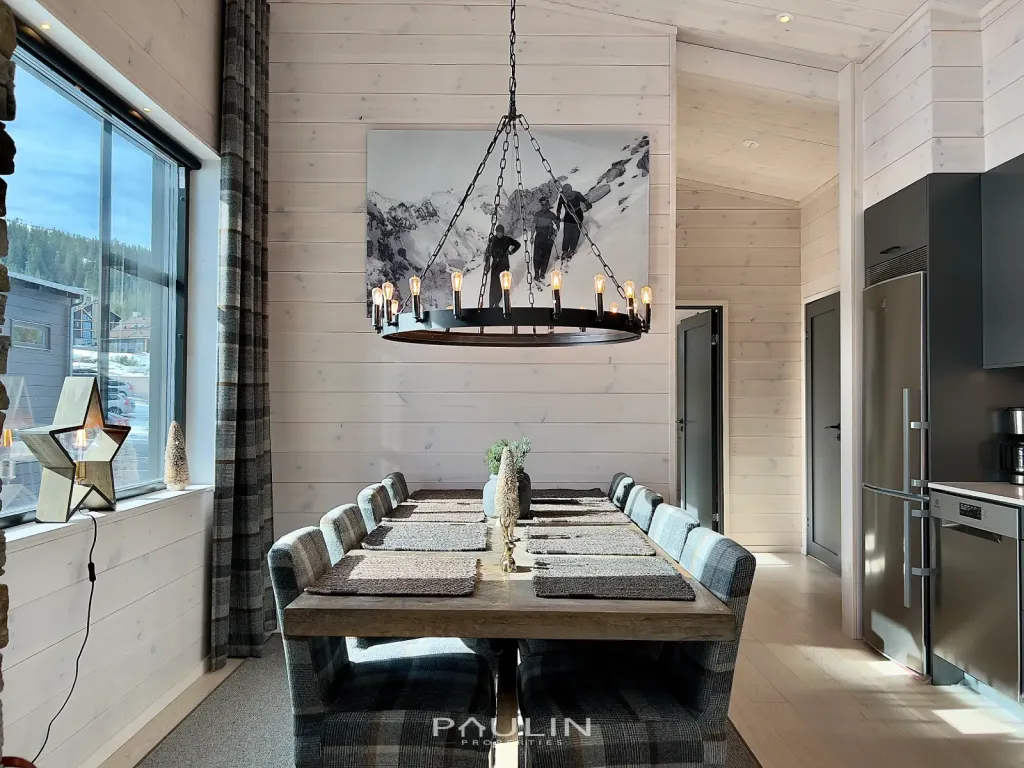 Dining Area (8 Guests)