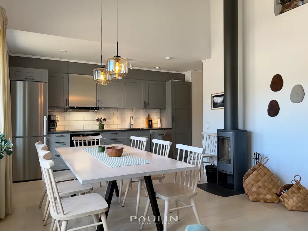 Dining Area (8 Guests)