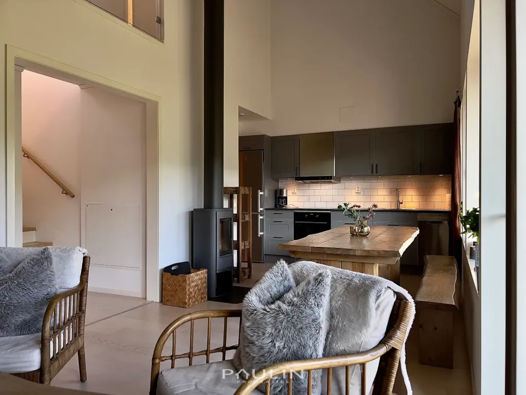 Dining Area (8 Guests)