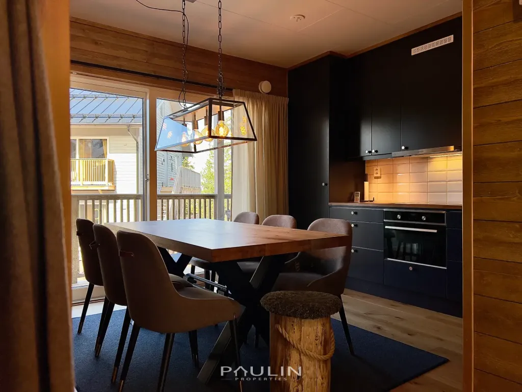 Dining Area (7 Guests)