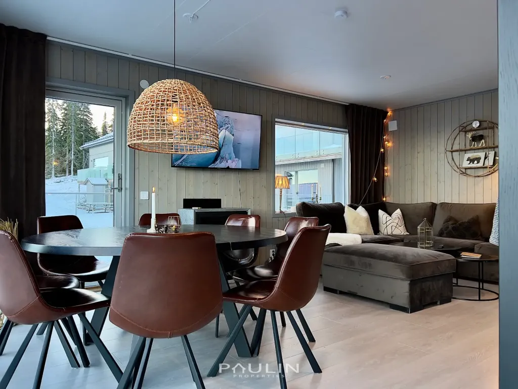 Dining Area (10 Guests)