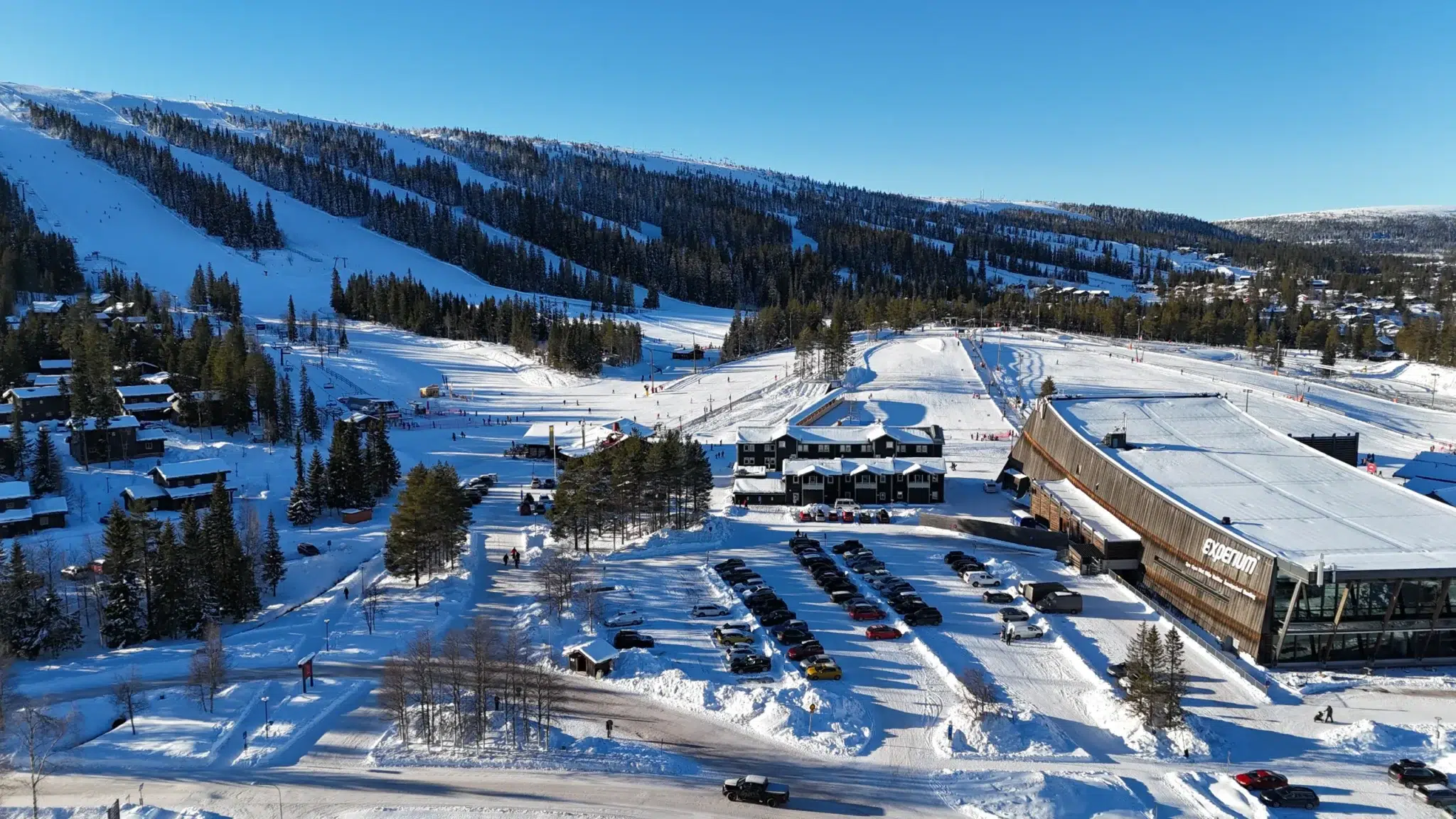 Drönarvy över skidbackarna och Experium i Lindvallen, Sälen – premiumboende nära backen med Paulin Properties