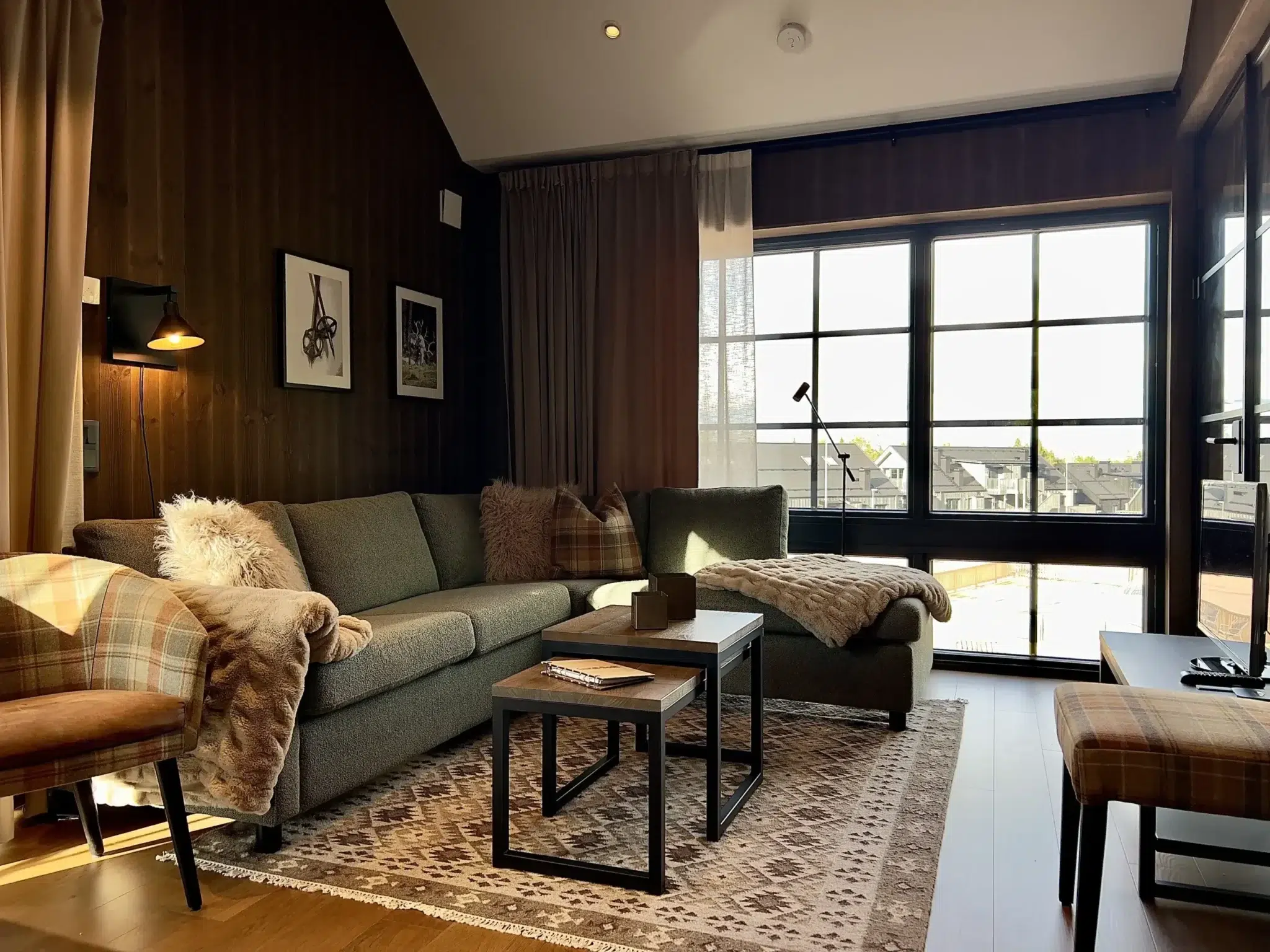 Ljust vardagsrum i premiumlägenhet Fjällbäcken 10C, Sälen – modern fjällinredning nära skidbacken