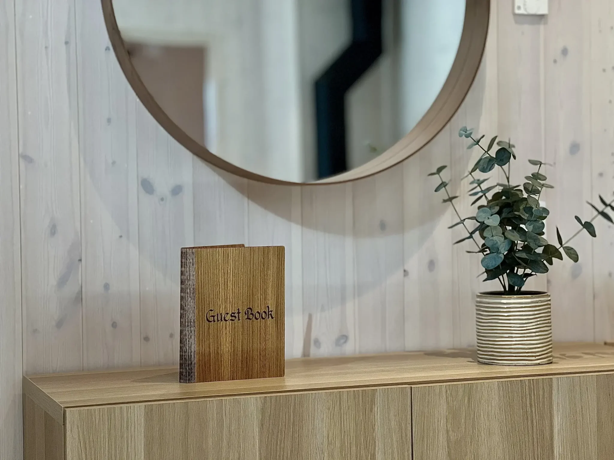 Avlastningsbord med spegel och gästbok i Fjällbäcken 6D, Sälen – premiumboende med fjällkänsla