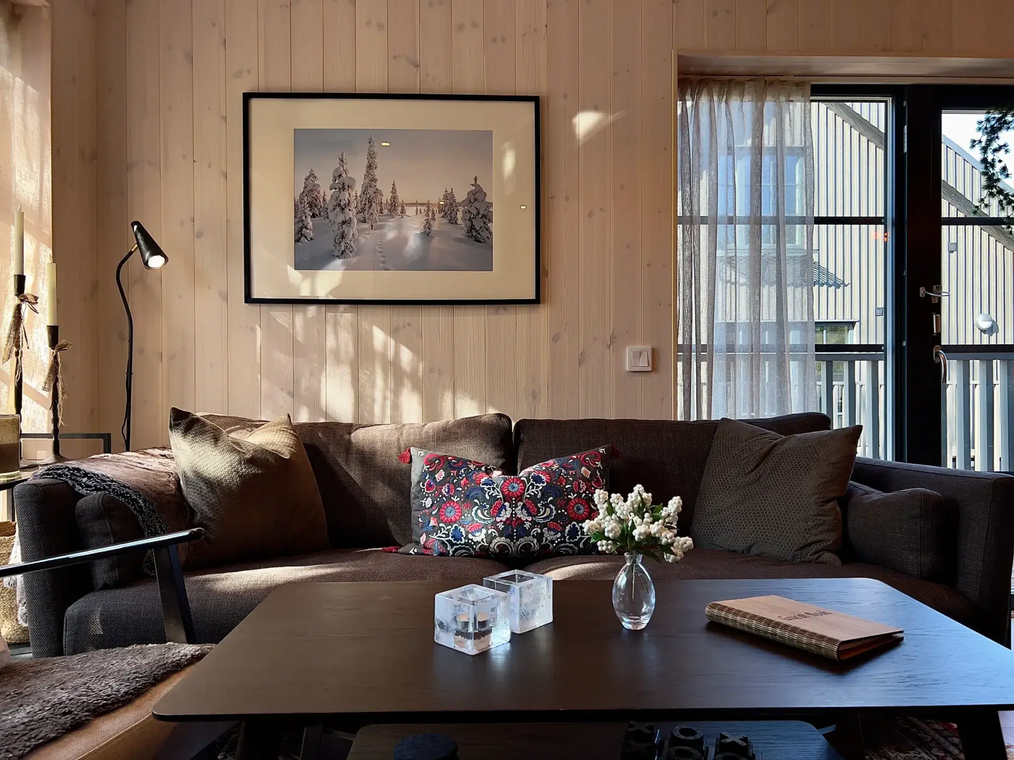 Vardagsrum i Fjällbäcken 8G med soffa, modern och smakfull inredning – premiumboende i Sälen nära skidbacken