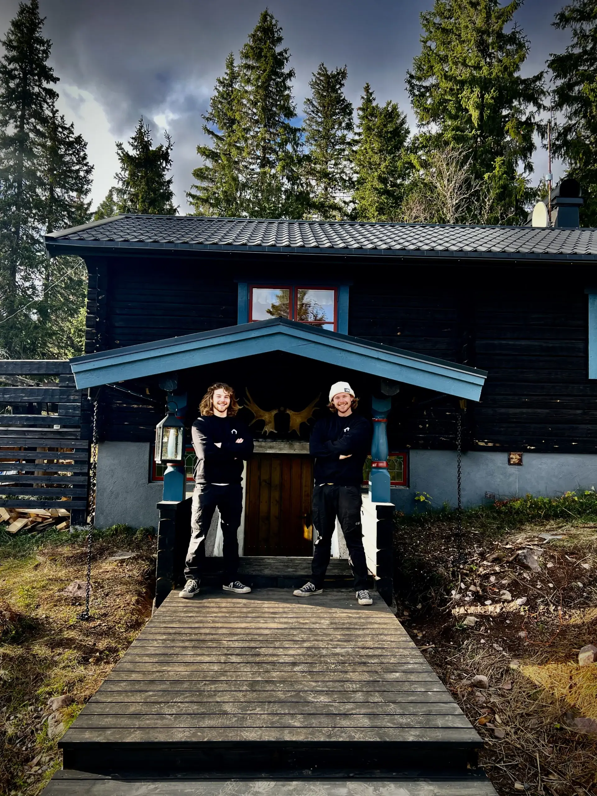 Viggo och Terje Paulin framför en fjällstuga i Lindvallen, Sälen – personliga värdar hos Paulin Properties