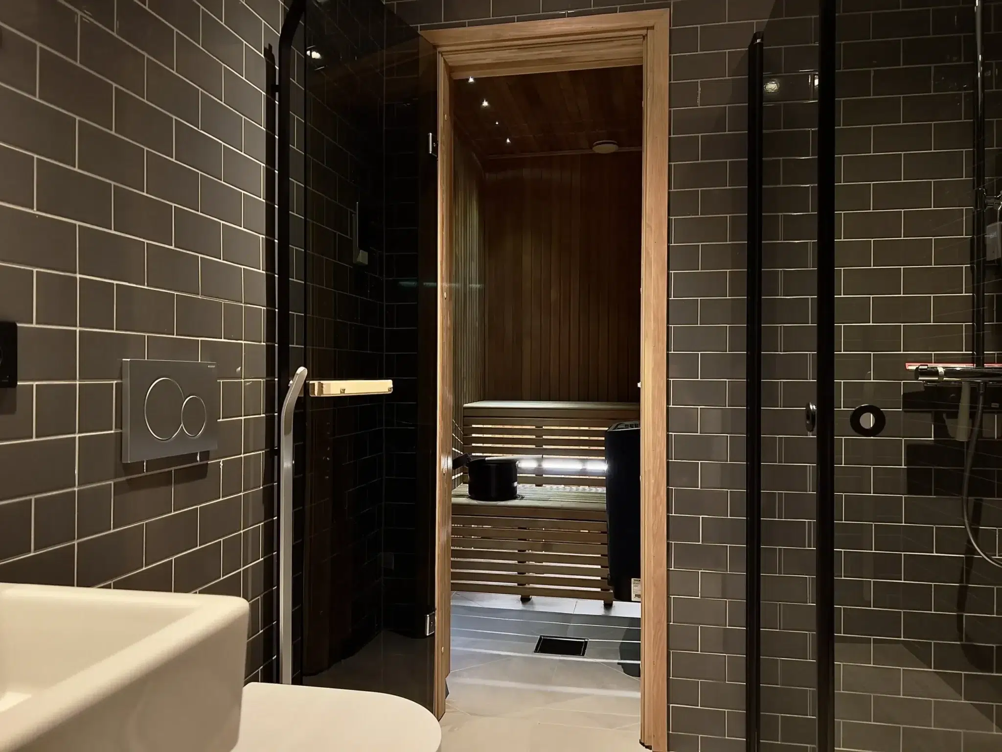 Gästbadrum i Timmerby Village 25A, Sälen – fullt kaklat, modernt och lyxigt med hög standard