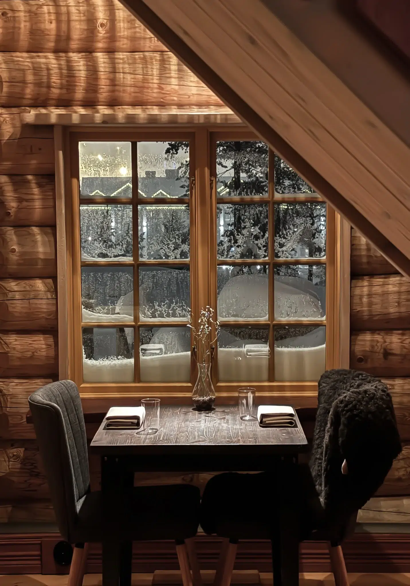 Dukat bord i restaurang i Sälen Lindvallen – stilren inredning och varm atmosfär