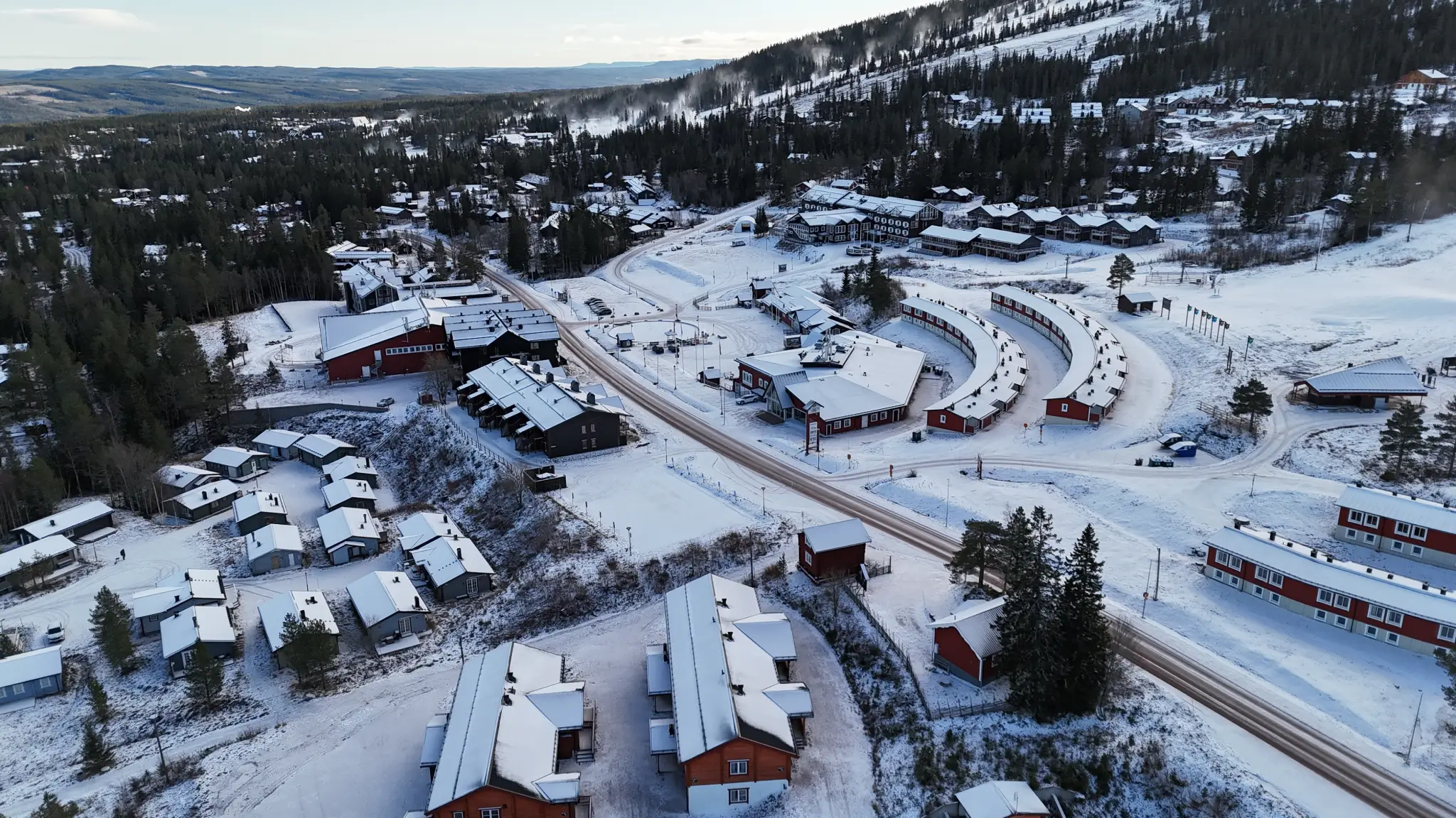 naturlig dronebilde av Sälfjällstorget i Lindvallen Sälen